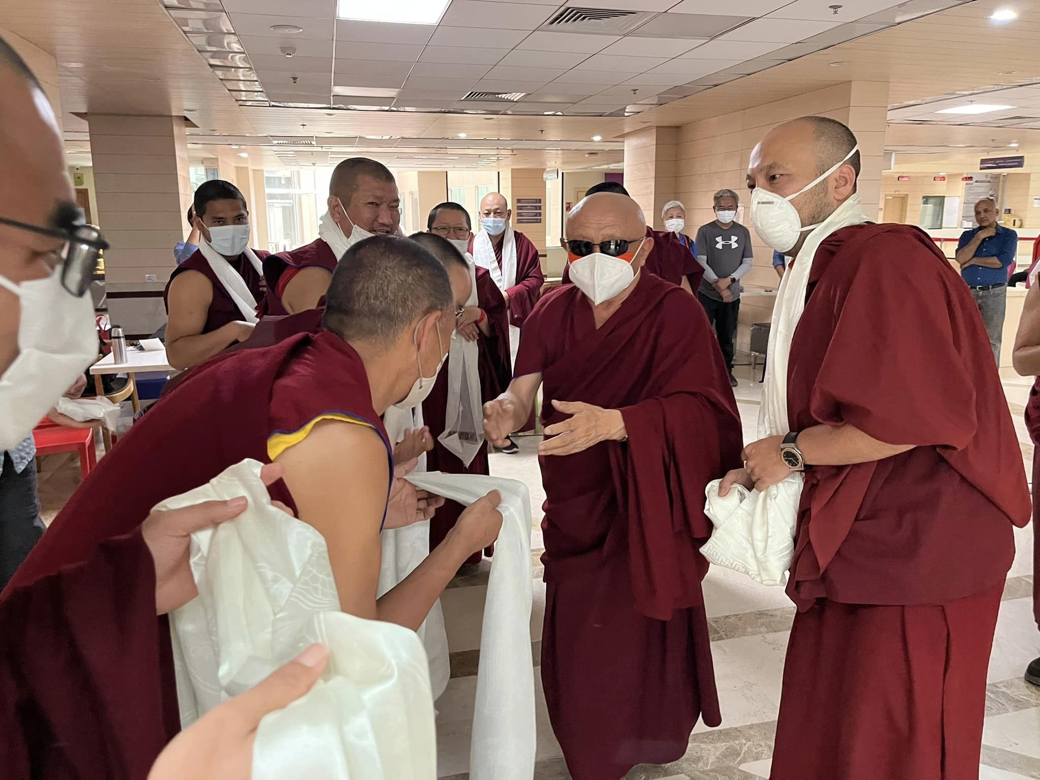 Kyabje Tsokyi Nyima Rinpoche visits Rinpoche at Hospital